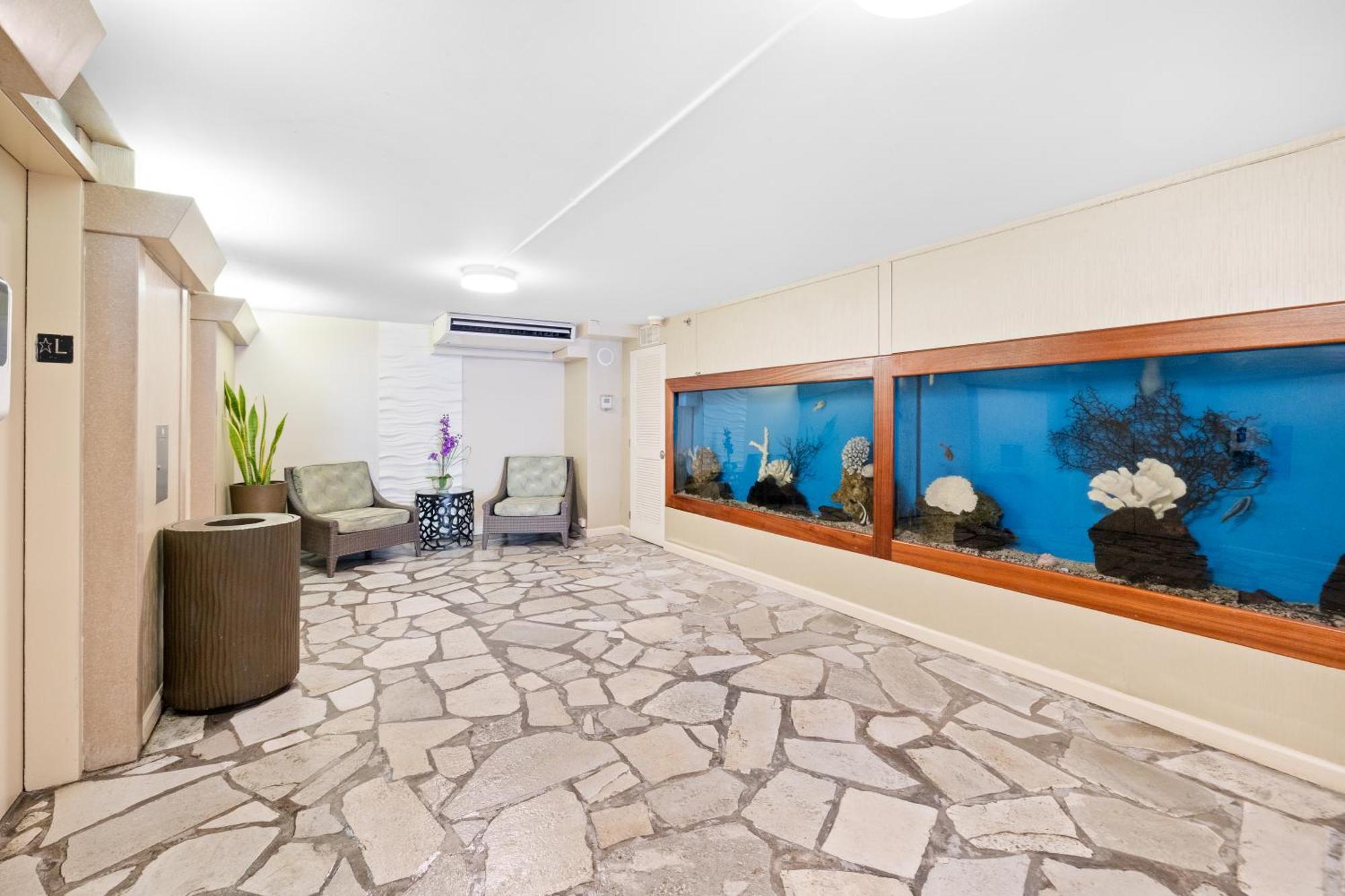 Steps To Waikiki Beach! Newly Renovated With 75" Tv ホノルル エクステリア 写真