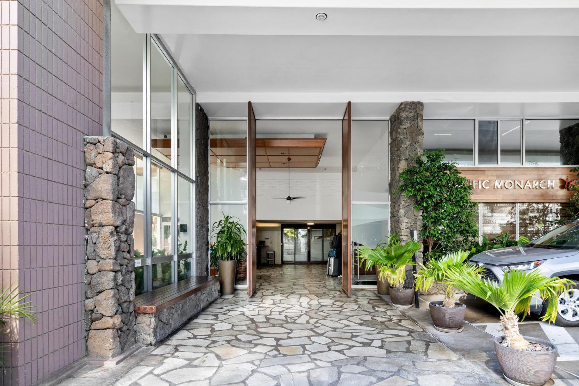 Steps To Waikiki Beach! Newly Renovated With 75" Tv ホノルル エクステリア 写真
