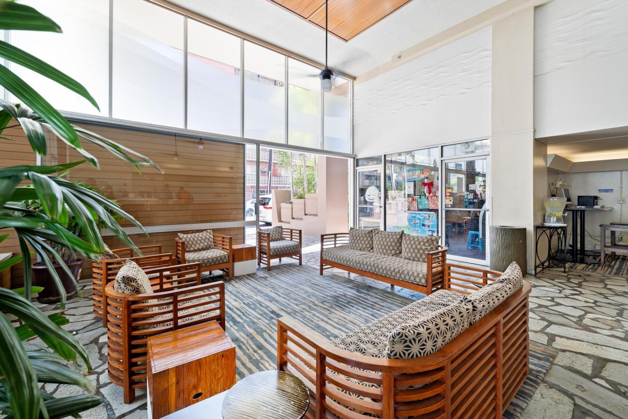 Steps To Waikiki Beach! Newly Renovated With 75" Tv ホノルル エクステリア 写真