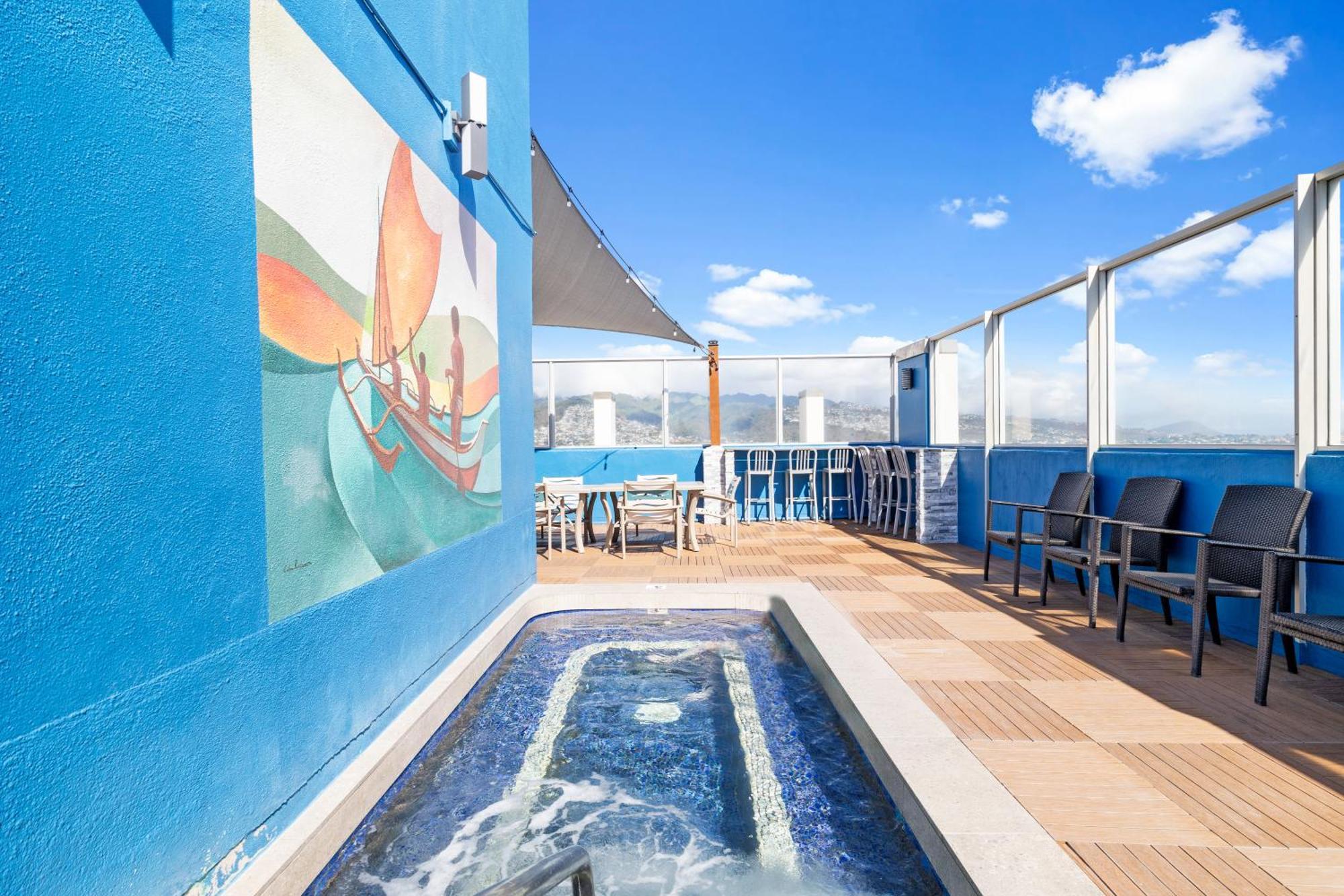 Steps To Waikiki Beach! Newly Renovated With 75" Tv ホノルル エクステリア 写真