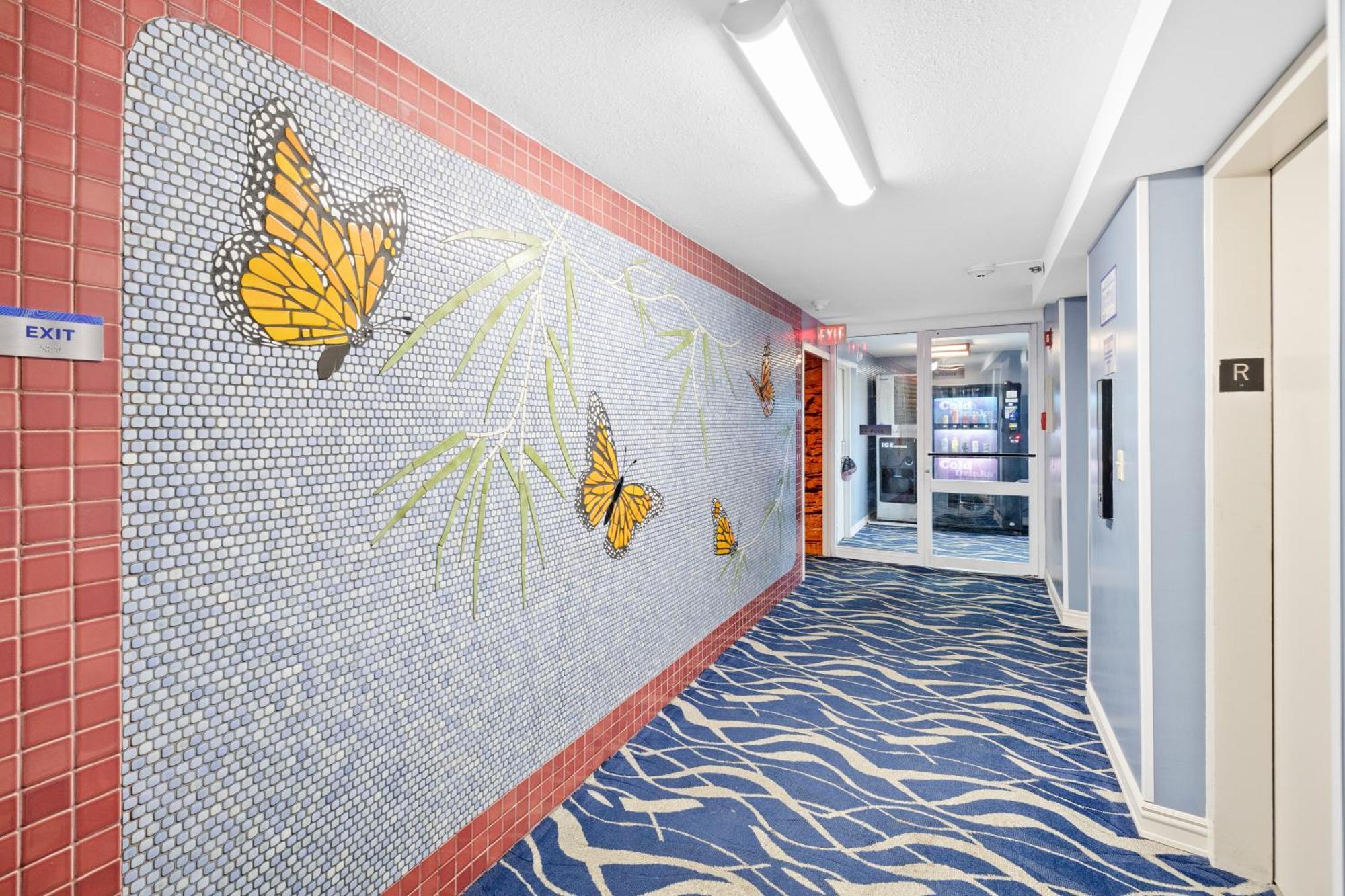 Steps To Waikiki Beach! Newly Renovated With 75" Tv ホノルル エクステリア 写真