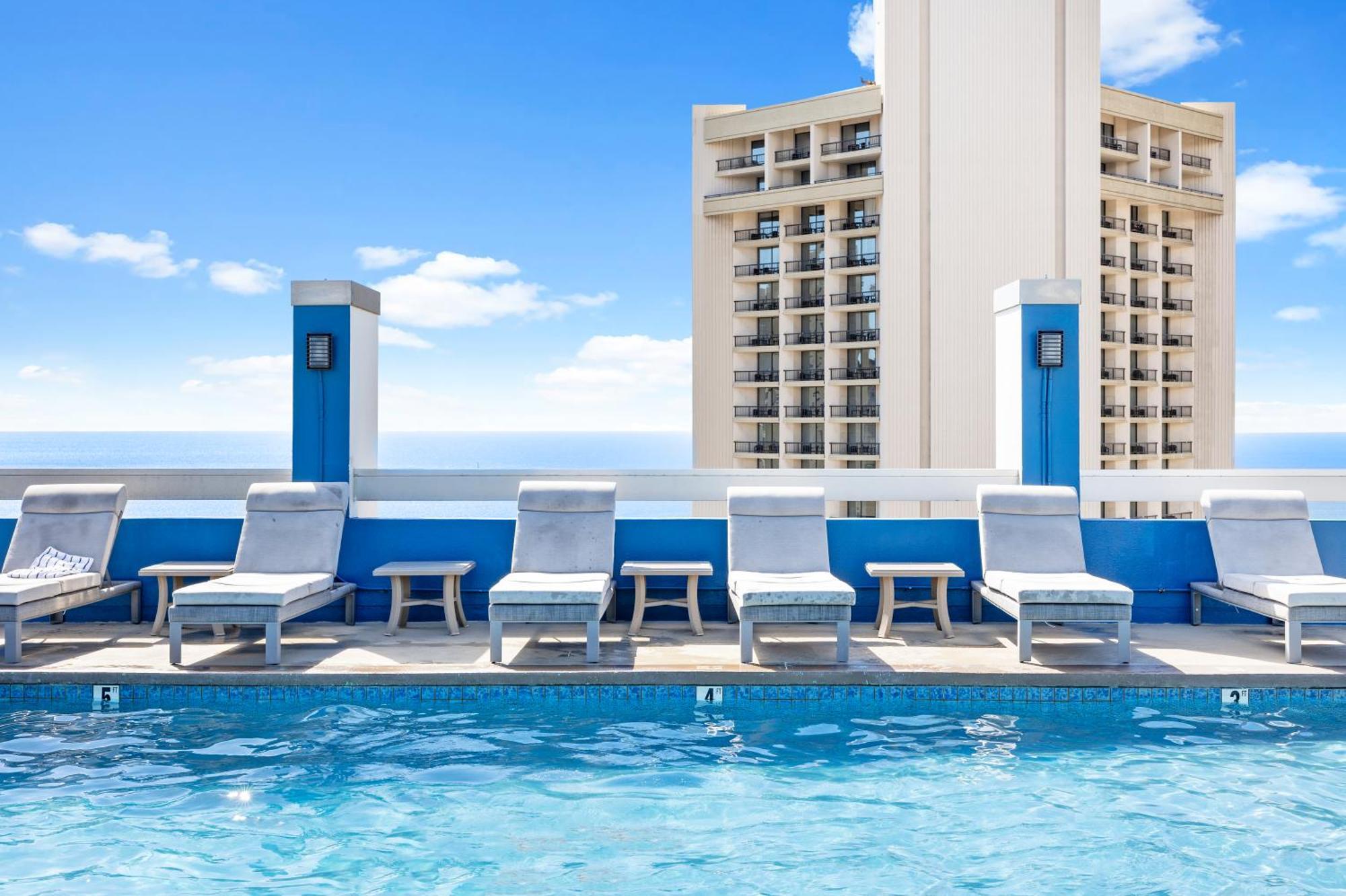 Steps To Waikiki Beach! Newly Renovated With 75" Tv ホノルル エクステリア 写真