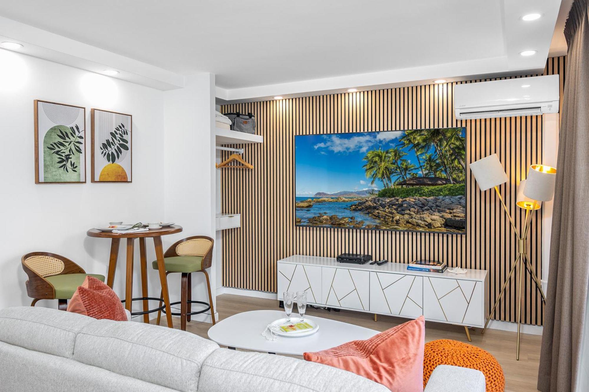 Steps To Waikiki Beach! Newly Renovated With 75" Tv ホノルル エクステリア 写真