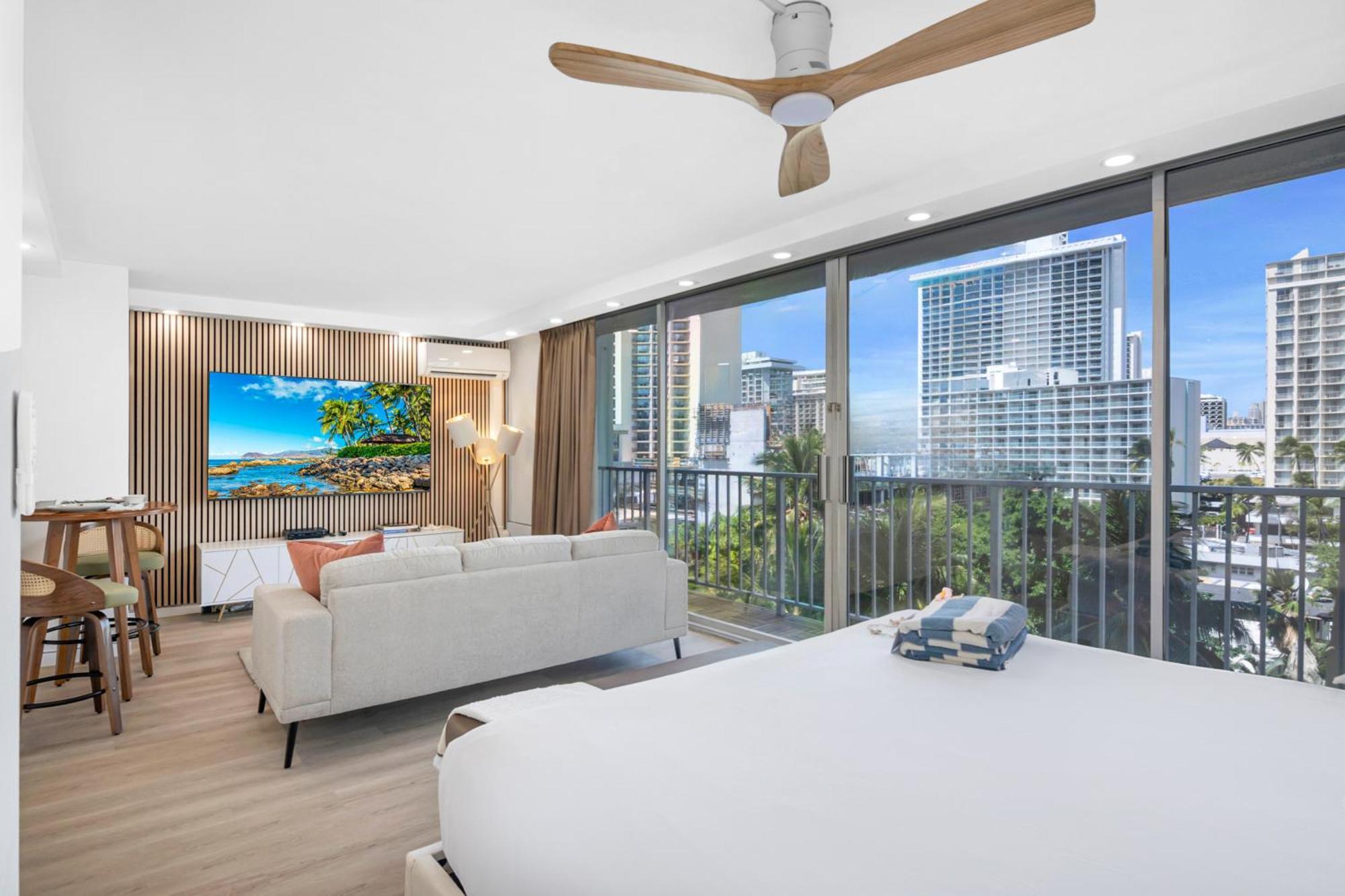 Steps To Waikiki Beach! Newly Renovated With 75" Tv ホノルル エクステリア 写真